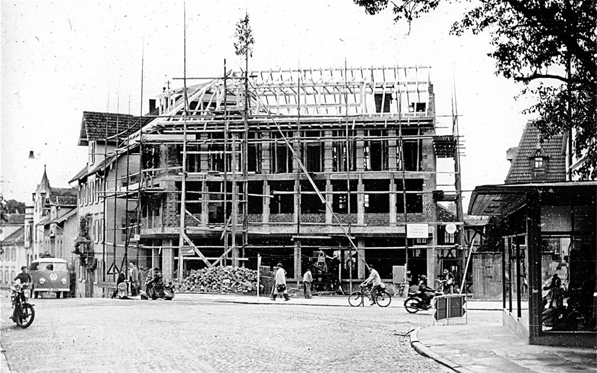 Auch der Neubau von Buchhandlung und Bürobedarf Kreutzmann 1954/55 wurde dokumentiert.Foto: P. Wolf