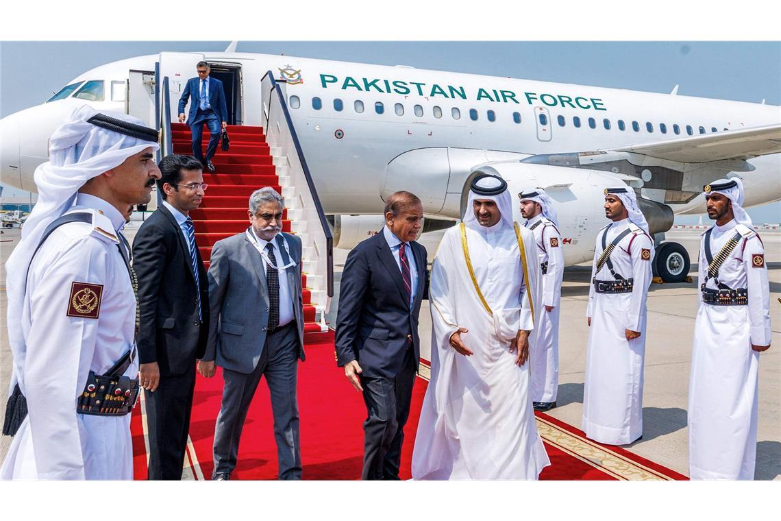 Arabische Staatenlenker drohen Israel mit Ende der Annäherung Auch der pakistanische Premier Shehbaz Sharif (2. v. re.) wurde in Doha empfangen.