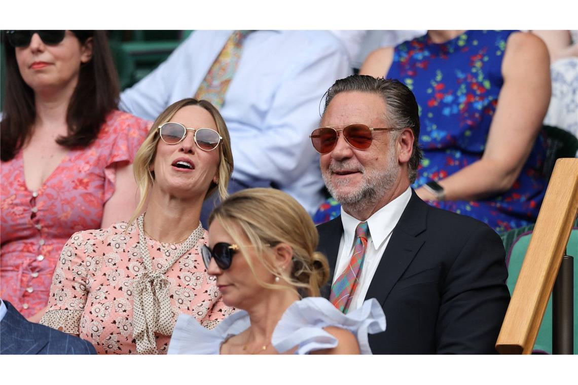 In der „Royal Box“ ist die Celebrity-Dichte schon hoch Auch der Schauspieler Russel Crowe saß am Centre Court – er wurde von seiner Partnerin Britney Theriot begleitet.