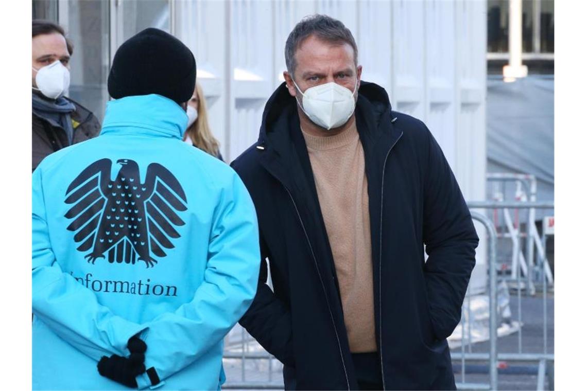 Auch der Sport ist bei der Bundespräsidentenwahl vertreten: Doch bevor Bundestrainer Hansi Flick, ins Paul-Löbe-Haus durfte, musste er, wie jeder andere auch, einen Corona-Test machen. Foto: Wolfgang Kumm/dpa