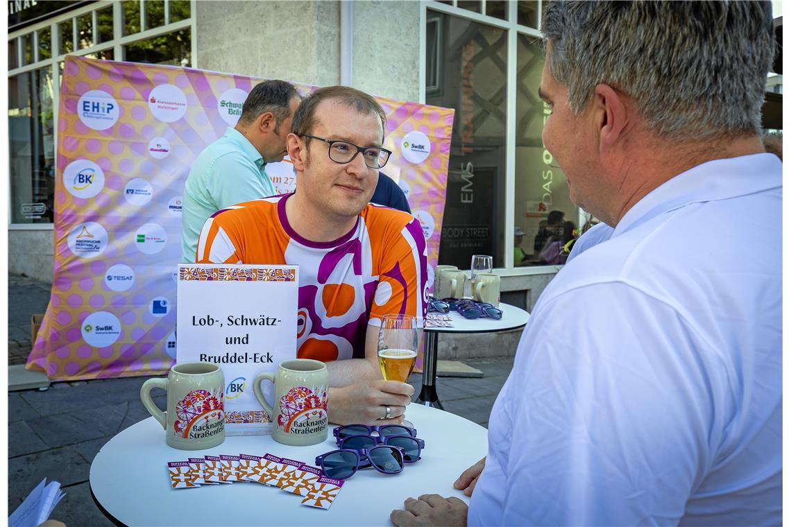Auch der Straßenfestkrug war beim Lob-, Schwätz- und Bruddel-Eck ein Dauerthema.