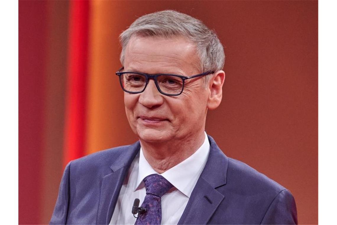 Ein „Impfluencer“ fällt aus - Jauch mit Corona infiziert Auch der TV-Moderator Günther Jauch wirbt für eine Corona-Impfung. Nun hat er sich selbst mit dem Virus angesteckt. Foto: Henning Kaiser/dpa