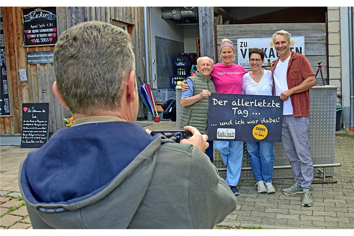 Auch der Vater (links) und die Schwester (weißes Shirt) von Thomas Weber sind zu...