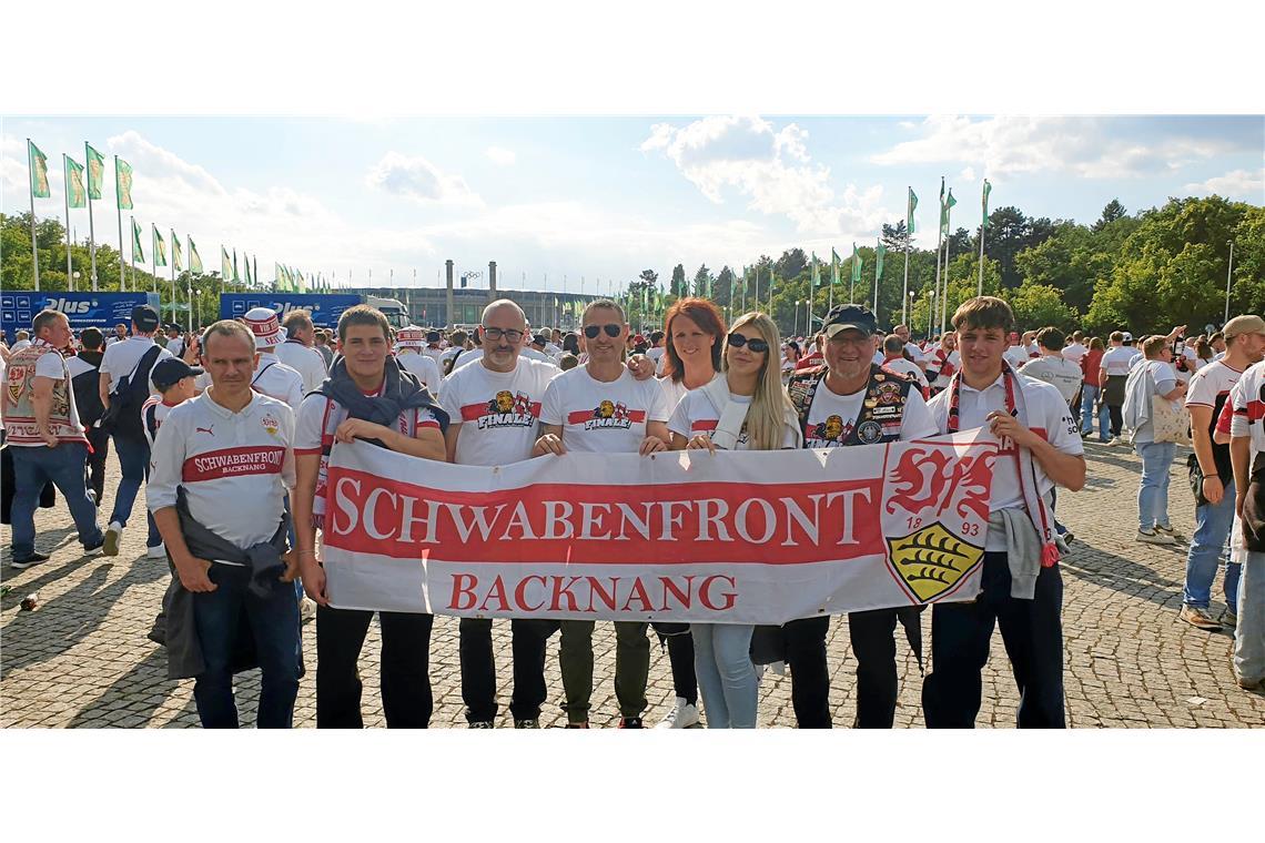 Auch der VfB-Fanclub Schwabenfront Backnang hat sich vor dem Stadion versammelt ...