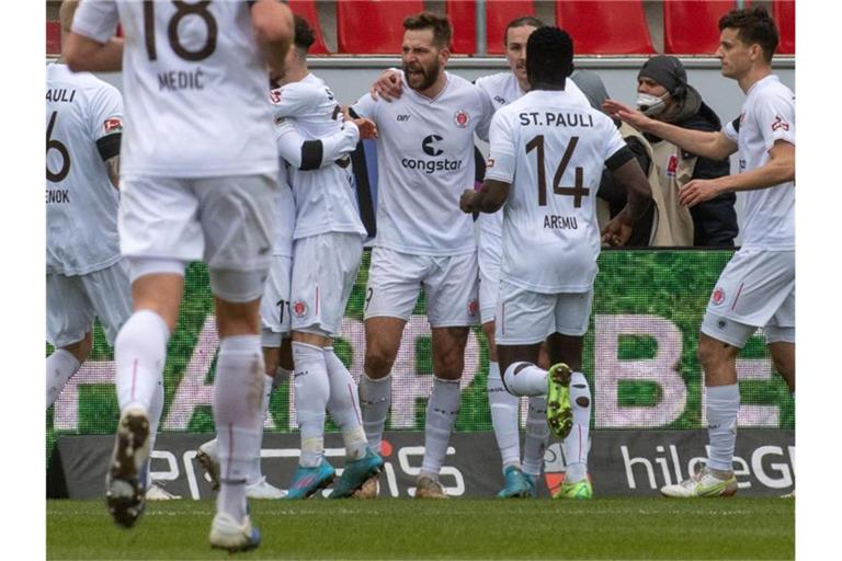Auch der Zweitligist FC St. Pauli freut sich auf das Pokal-Viertelfinale. Foto: Stefan Puchner/dpa