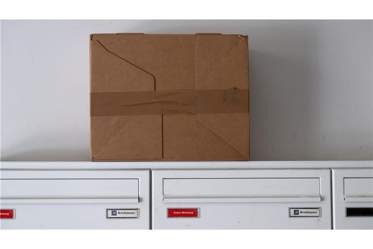 Auch DHL hat seinen Paketdienst in die USA deutlich eingeschränkt. (Archivbild)