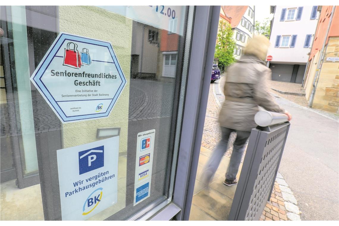 Neues Siegel für Seniorenfreundlichkeit Auch die Backnanger Kreiszeitung wurde mit dem neuen Siegel ausgezeichnet. Neben einer Rampe für Barrierefreien Zugang gibt es in der Geschäftsstelle in der Postgasse auch einen Handlauf.