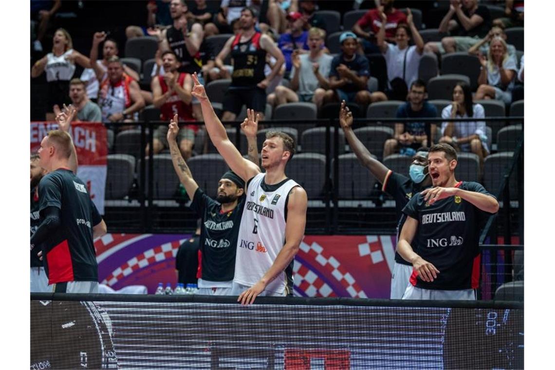 Deutsche Basketballer erfüllen sich Olympia-Traum Auch die Bankspieler trugen ihren Teil bei. Foto: Tilo Wiedensohler/dpa