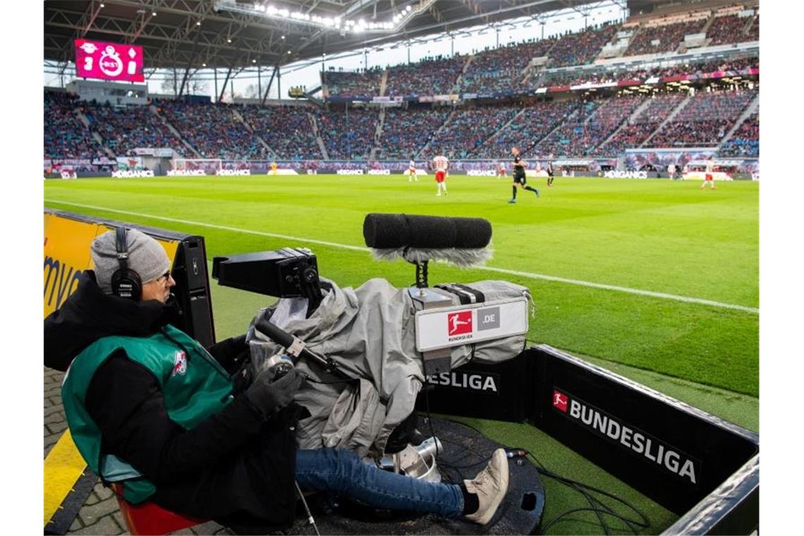 Auch die bevorstehende Vergabe der Bundesliga-TV-Rechte wird laut DFL „transparent und diskriminierungsfrei“ ablaufen. Foto: Robert Michael/dpa