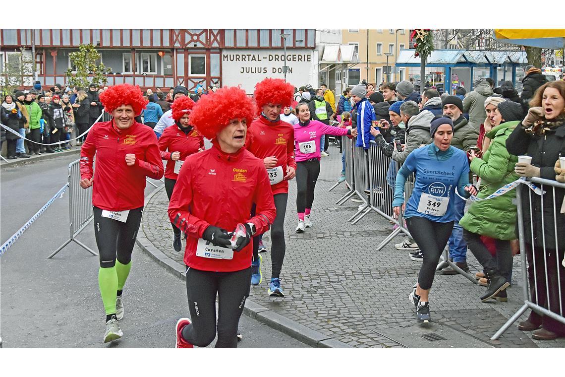 Auch die Böblinger Gruppe mit der feuerroten Haarpracht ist am Start. Silvesterl...