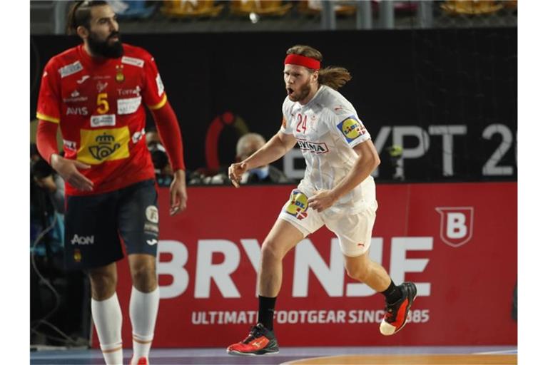 Auch die Dänen um Mikkel Hansen (r) erreichten das WM-Finale. Foto: Petr David Josek/AP/dpa
