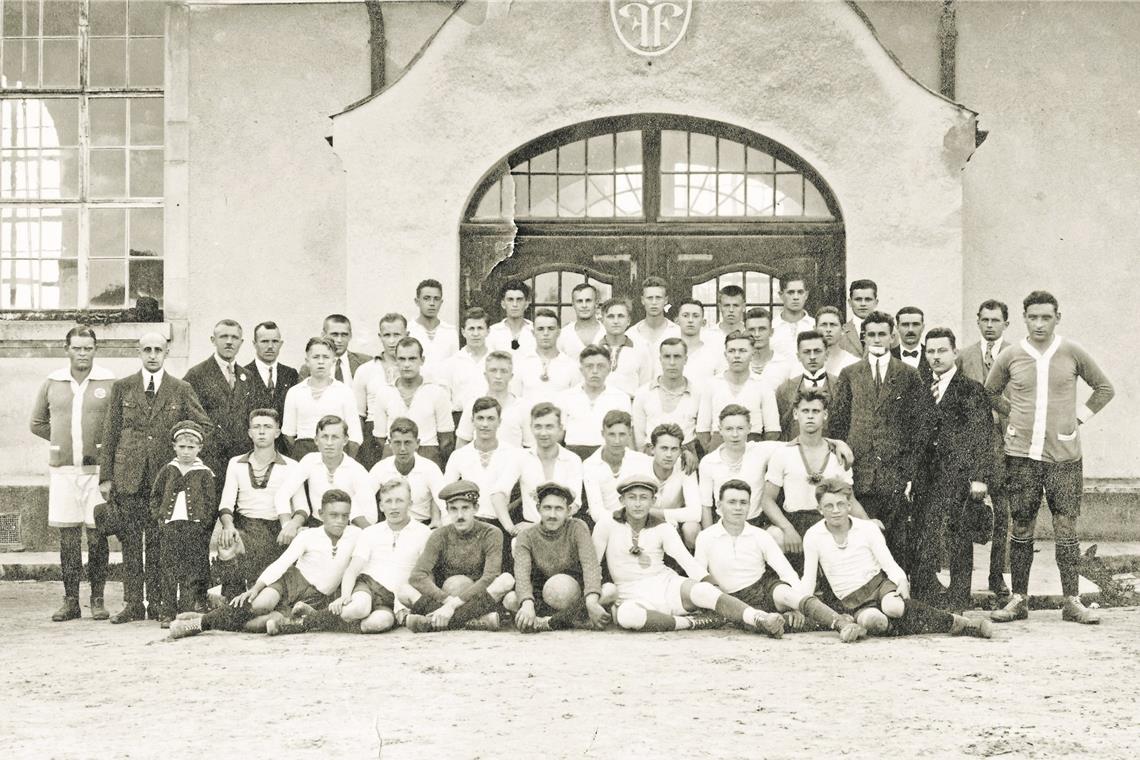 Mit der Pferdekutsche zum Auswärtsspiel Auch die der Backnanger Jugend- und Männermannschaften präsentierten sich 1924 in ihren schmucken Trikots stolz dem Fotografen. Foto: Kircher