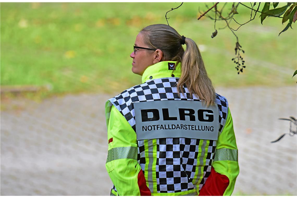 Auch die DLRG begleitet die Übung.