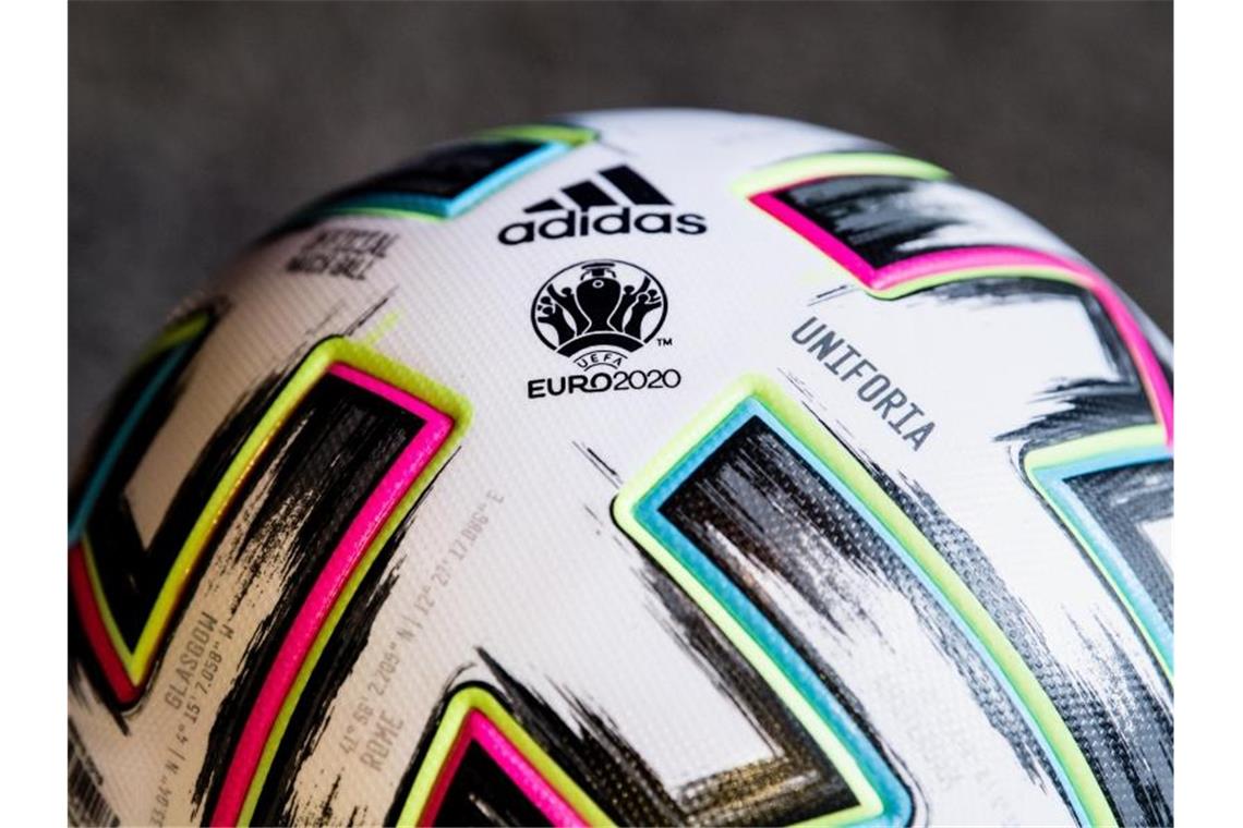 UEFA weist Spekulationen um EM-Verschiebung zurück Auch die EM im Sommer könnte von den Auswirkungen der Coronavirus-Epidemie betroffen sein. Foto: Matthias Balk/dpa