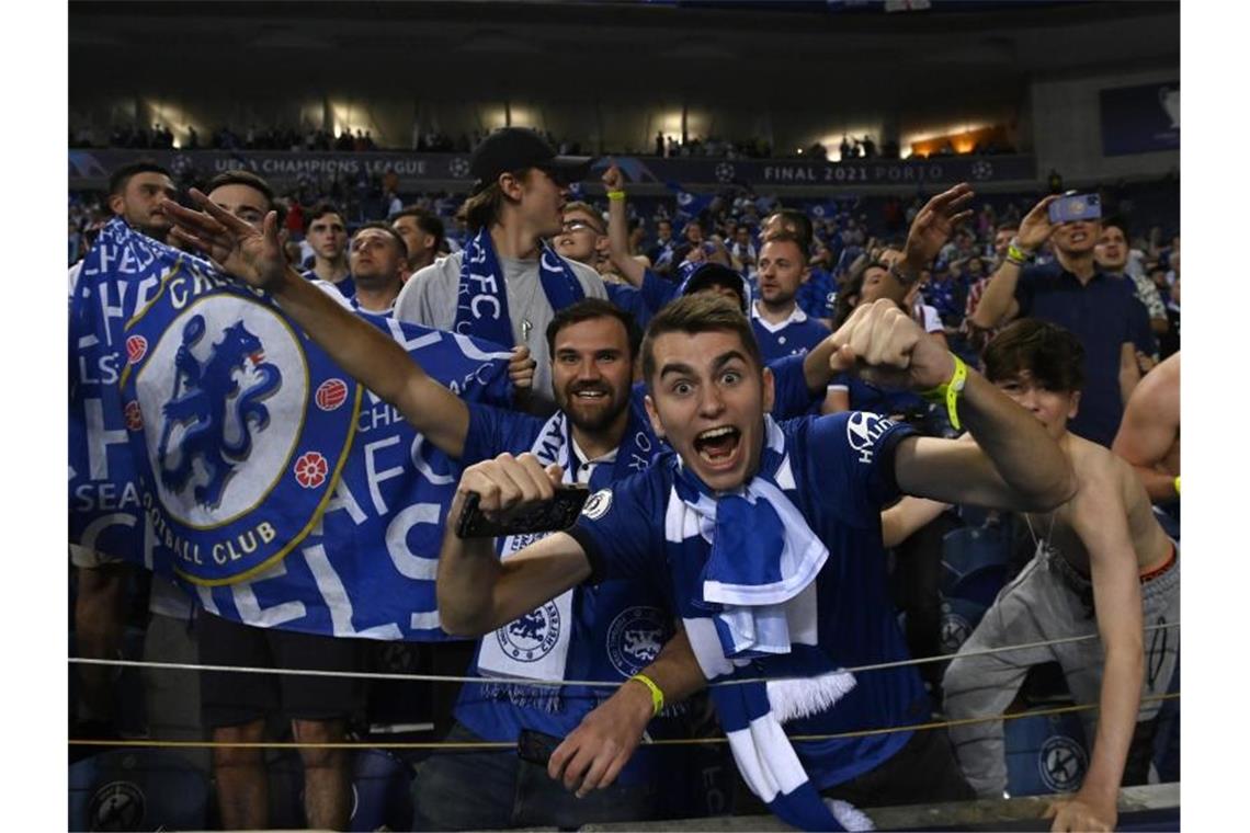 Traumhaftes Finale für Tuchel und Chelsea - Wie im „Film“ Auch die Fans durften wieder im Stadion den Chelsea-Sieg feiern. Foto: Pierre Philippe Marcou/Pool AFP via AP/dpa