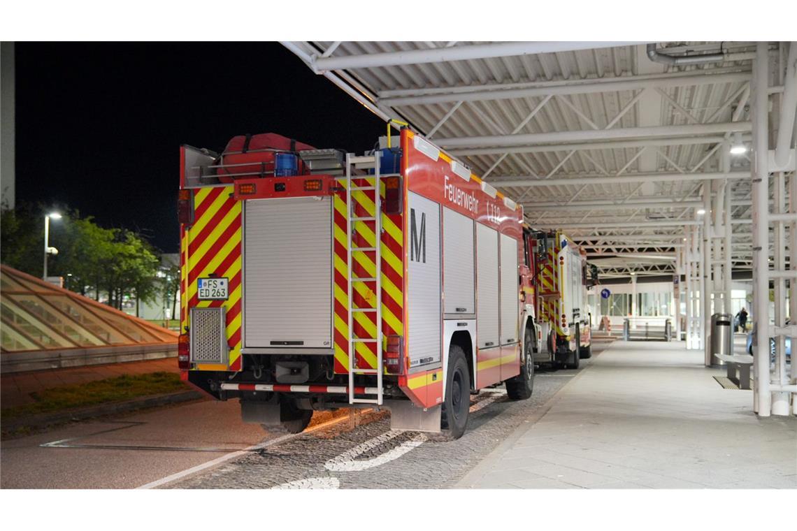 Nach Drohnenalarm: Wieder Flüge am Münchner Flughafen Auch die Feuerwehr ist am Flughafen im Einsatz.