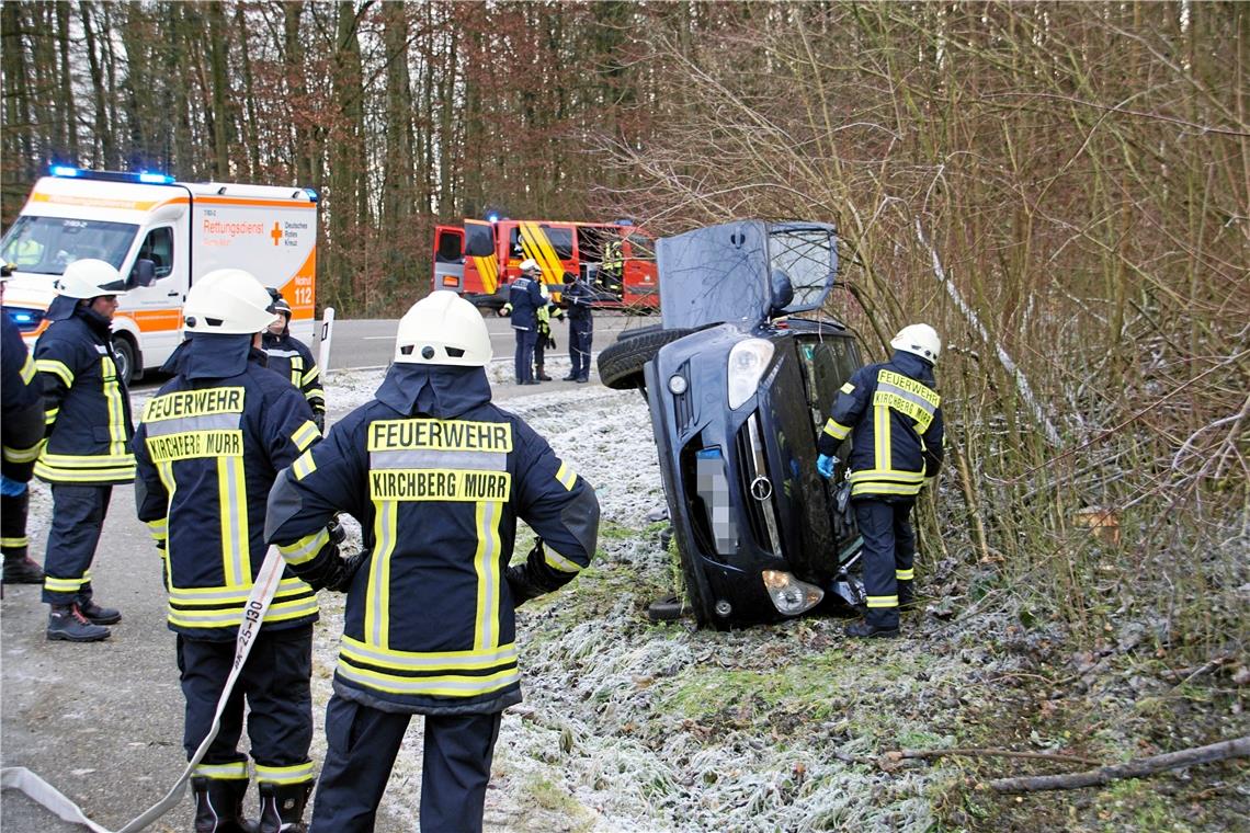 Auto kommt auf
der Seite zum Liegen Auch die Feuerwehr war im Einsatz. Foto: SDMG/Hemmann