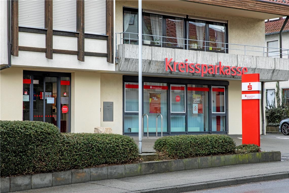 „Für Ältere ist das denkbar schlecht“ Auch die Filiale der Kreissparkasse in Backnang-Waldrems fällt den strukturellen Veränderungen zum Opfer. Ab Juni werden hier nur noch Automaten stehen, Beratungstermine müssen in Backnang stattfinden. Foto: A. Becher