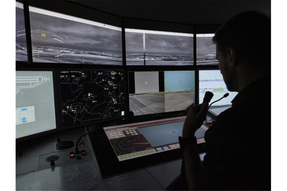 Flugsicherung erwartet langsame Erholung des Flugverkehrs Auch die Fluglotsen haben mit der Corona-Krise zu kämpfen. Foto: ---/DFS Deutsche Flugsicherung GmbH/dpa