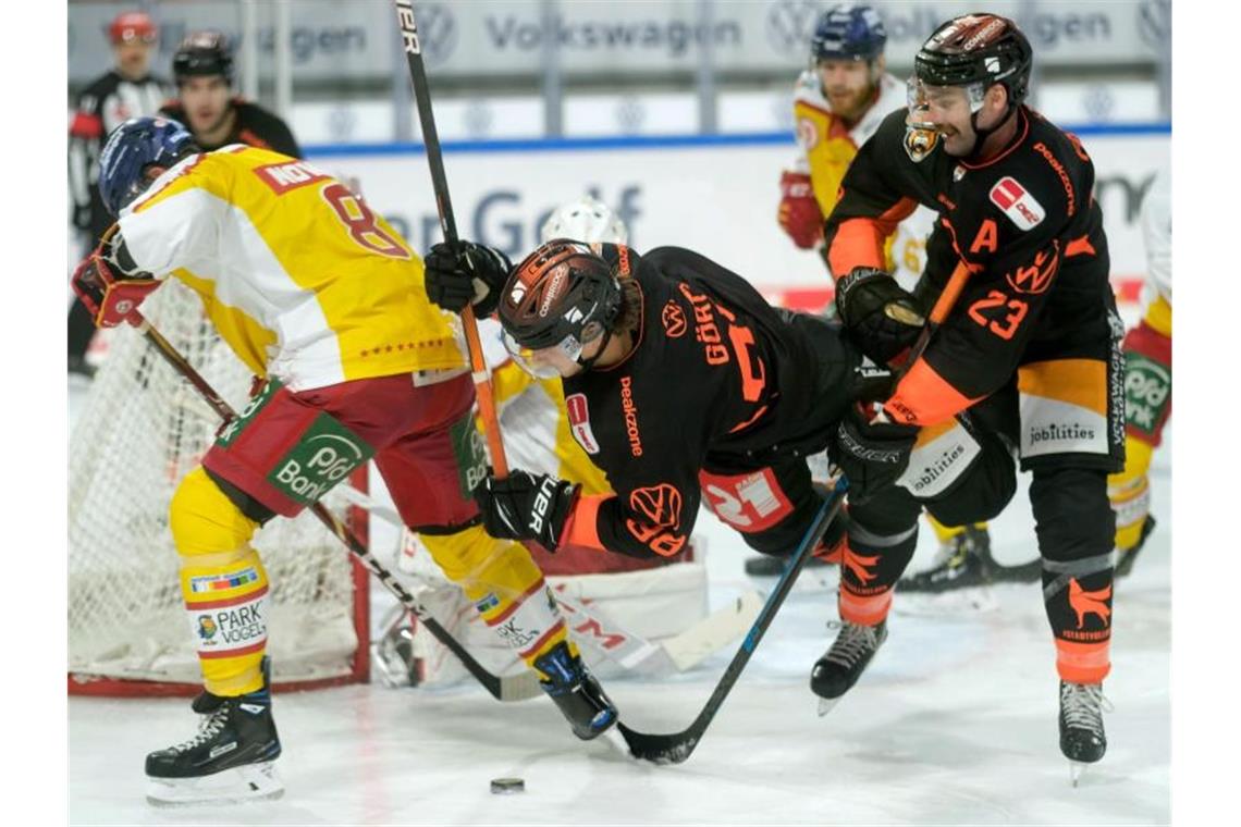 Auch die Grizzlys Wolfsburg und Düsseldorfer EG nahmen am DEL-Test-Turnier teil. Foto: Peter Steffen/dpa