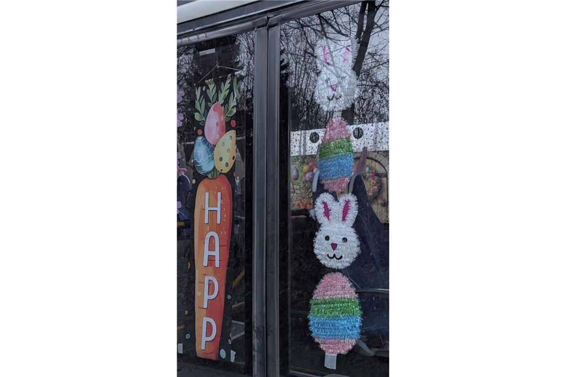 Auch die Hintertür ist österlich geschmückt.