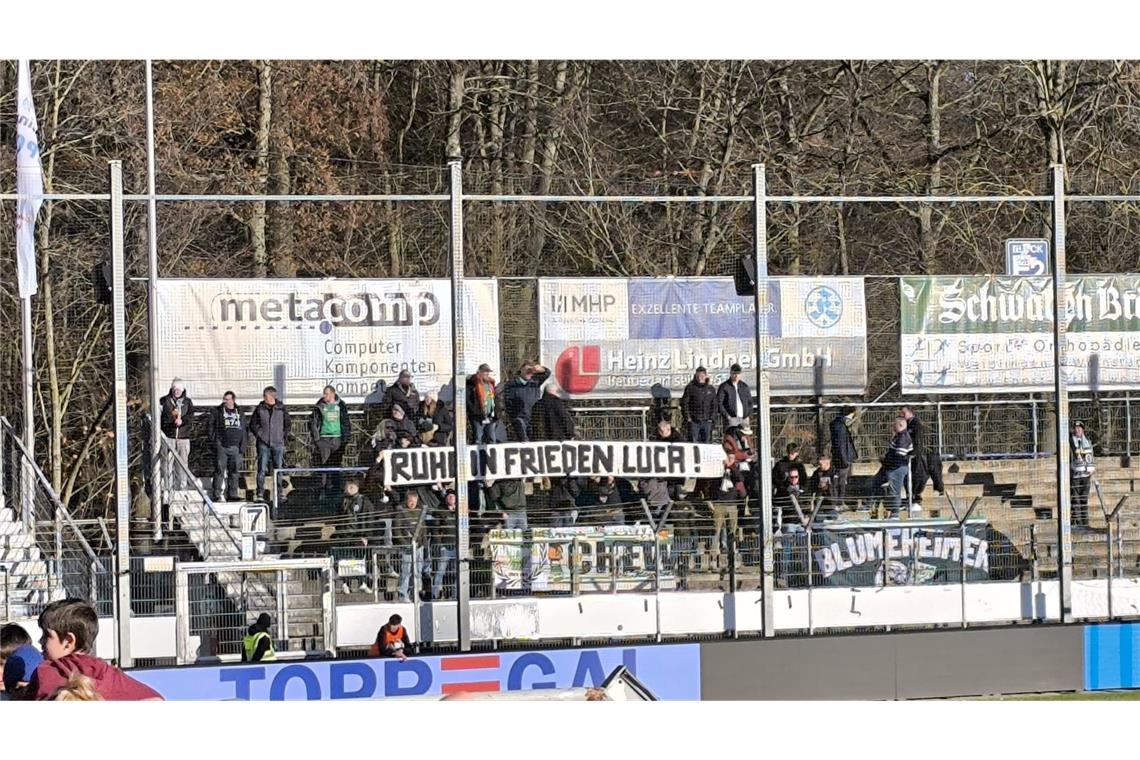Fans gedenken dem getöteten Luca mit einer Choreografie Auch die Homburg-Fans gedachten Luca.