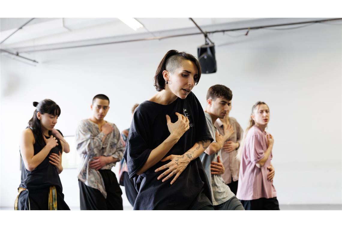 Starchoreograf Benjamin Millepied setzt auf Überraschung Auch die italienische Choreografin Sofia Nappi (vorn) macht mit beim Tanz-Feuerwerk, sie probt mit Tuti Cedeño, Shawn Wu, Stefano Gallelli und Garazi Perez Oloriz (von links).