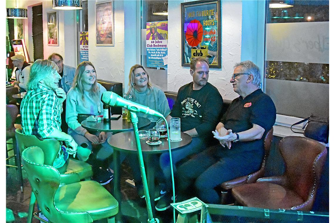 Auch die jüngeren Gäste lauschen den Geschichten von Veranstalter Chap (Reinhard...
