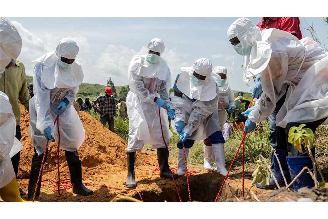 Auch die Leichen verstorbener Ebola-Patienten sind hochansteckend. (Archivbild)