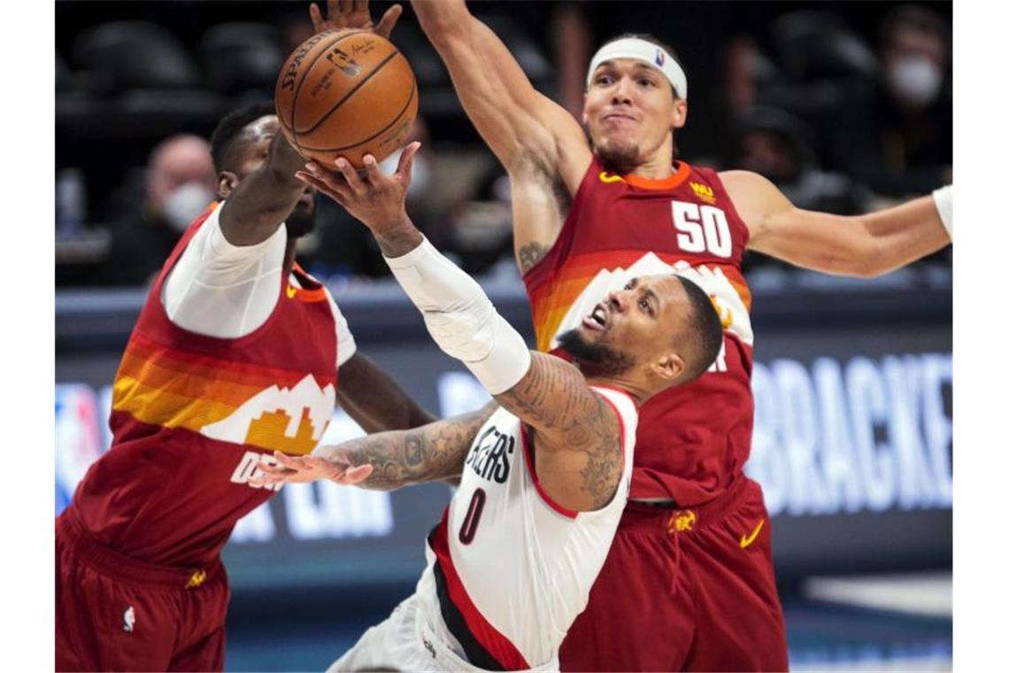 NBA-Playoffs: Blazers verlieren trotz Lillard-Gala Auch die Leistung von Damian Lillard (M.) reichte den Portland Trail Blazers nicht. Foto: Joe Mahoney/AP/dpa
