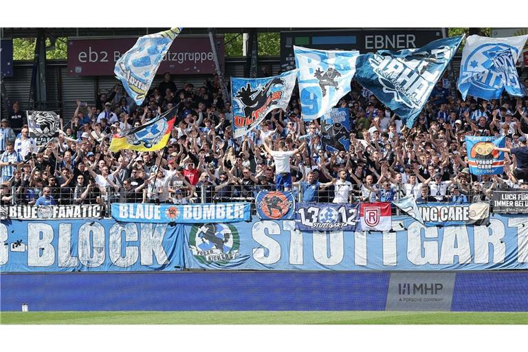 Auch die Mitglieder der aktiven Fanszene der Blauen müssen künftig mehr für ihre Dauerkarte zahlen.