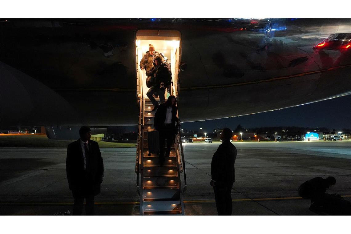 Auch die mitreisenden Journalisten mussten in ein Ersatzflugzeug umsteigen.