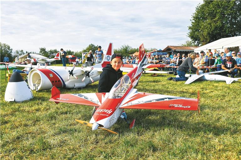 Auch die Modellfliegergemeinschaft Aspach, hier mit Felix Wedel mit seinem Modell Extra 330, fallen unter die Neuregelung der Vereinsförderung. Foto: T. Sellmaier
