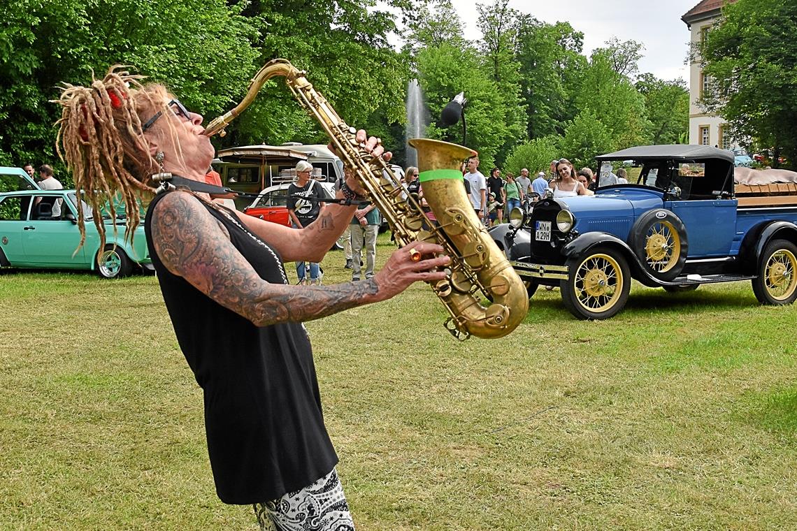 In Oppenweiler liegt Benzinduft in der Luft Auch die Musik war an die Veranstaltung angepasst.