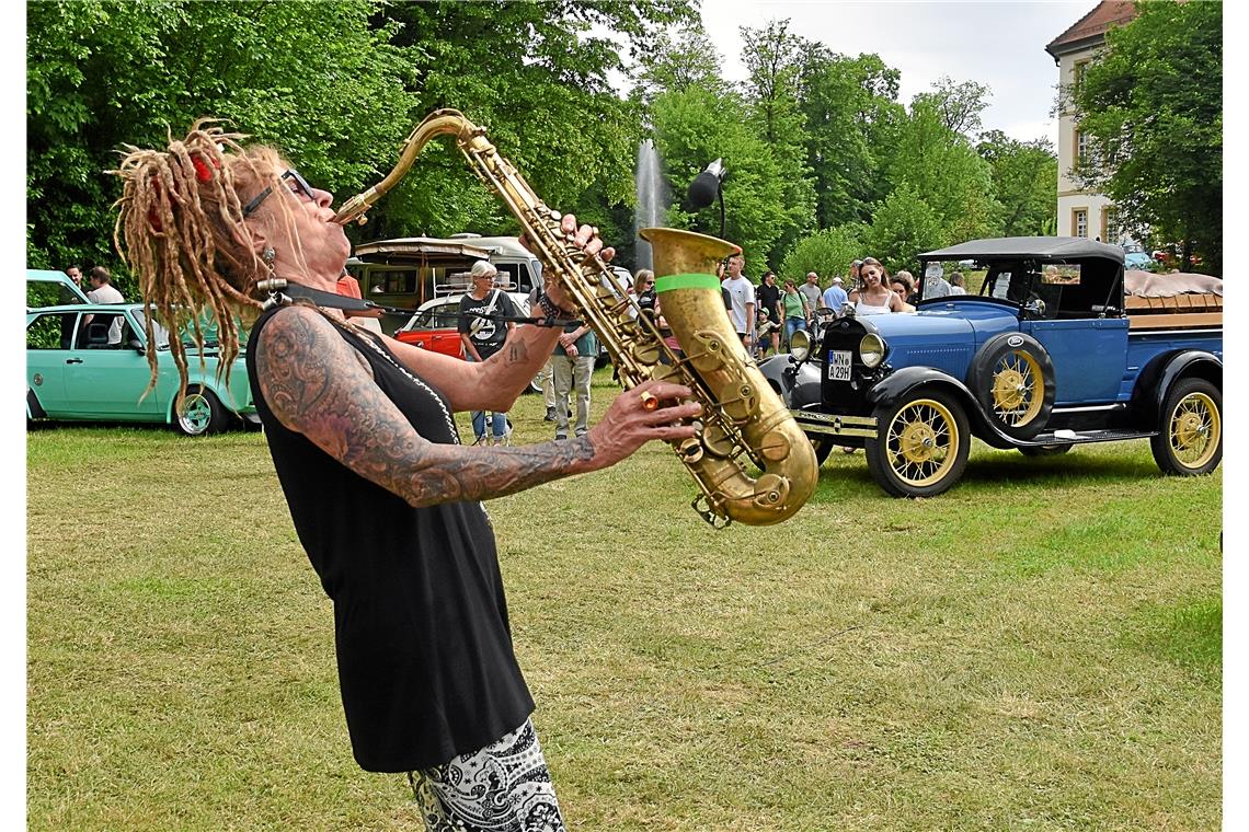 Auch die Musik war an die Veranstaltung angepasst. Hier spielt eine Saxophonisti...