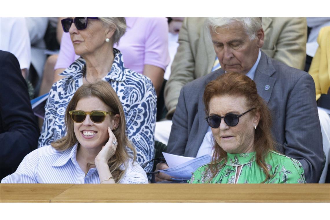 In der „Royal Box“ ist die Celebrity-Dichte schon hoch Auch die Nichte des Königs, Prinzessin Eugenie (links), und ihre Mutter Sarah „Fergie“ Ferguson sahen das Spiel zwischen dem Italiener Fabio Fognini und Carlos Alcaraz aus Spanien.