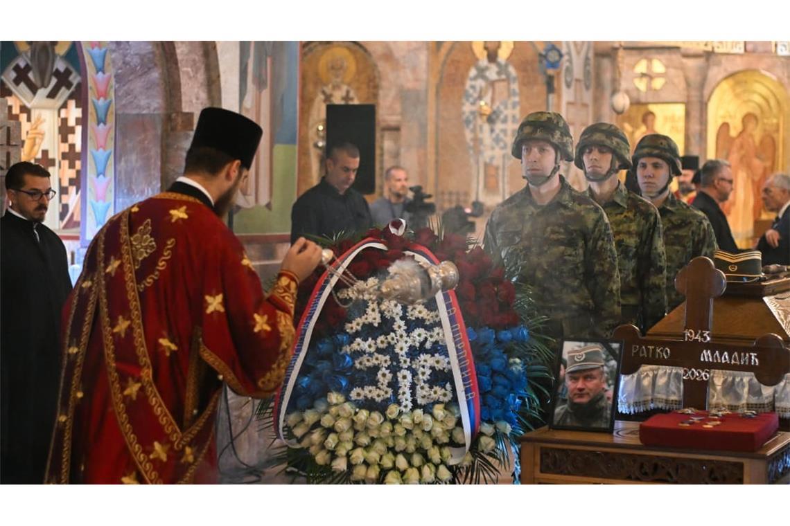 Auch die orthodoxe Kirche ist dabei, wenn es in Serbien gilt, einem Kriegsverbrecher zu huldigen. Ratko Mladic, der „Schlächter von Srebrenica“ wurde in Belgrad mit staatlichen, militärischen und kirchlichen Ehren beigesetzt.