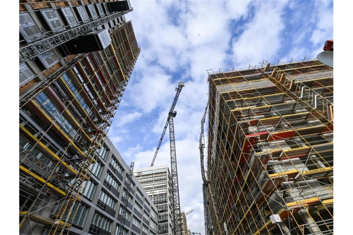 Immobilienpreise steigen im Rekordtempo - Warnung vor Blase Auch die Pandemie hat den Immobilienboom in Deutschland nicht gestoppt - zum Leidwesen von Mietern und Wohnungskäufern. Foto: Jens Kalaene/dpa-Zentralbild/dpa