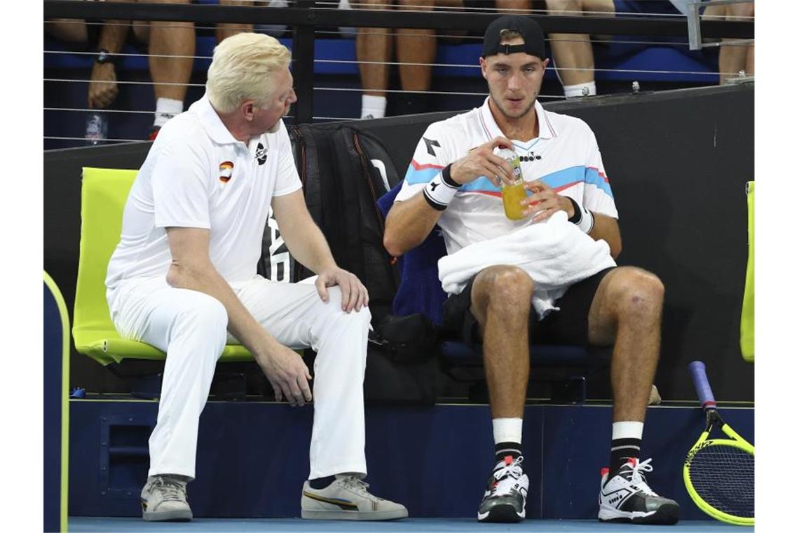 ATP Cup: Rätselhafter Zverev-Auftritt besiegelt Niederlage Auch die Ratschläge von ATP-Cup-Kapitän Boris Becker halfen nicht: Jan-Lennard Struff unterlag Nick Kyrgios in zwei Sätzen. Foto: Tertius Pickard/AP/dpa