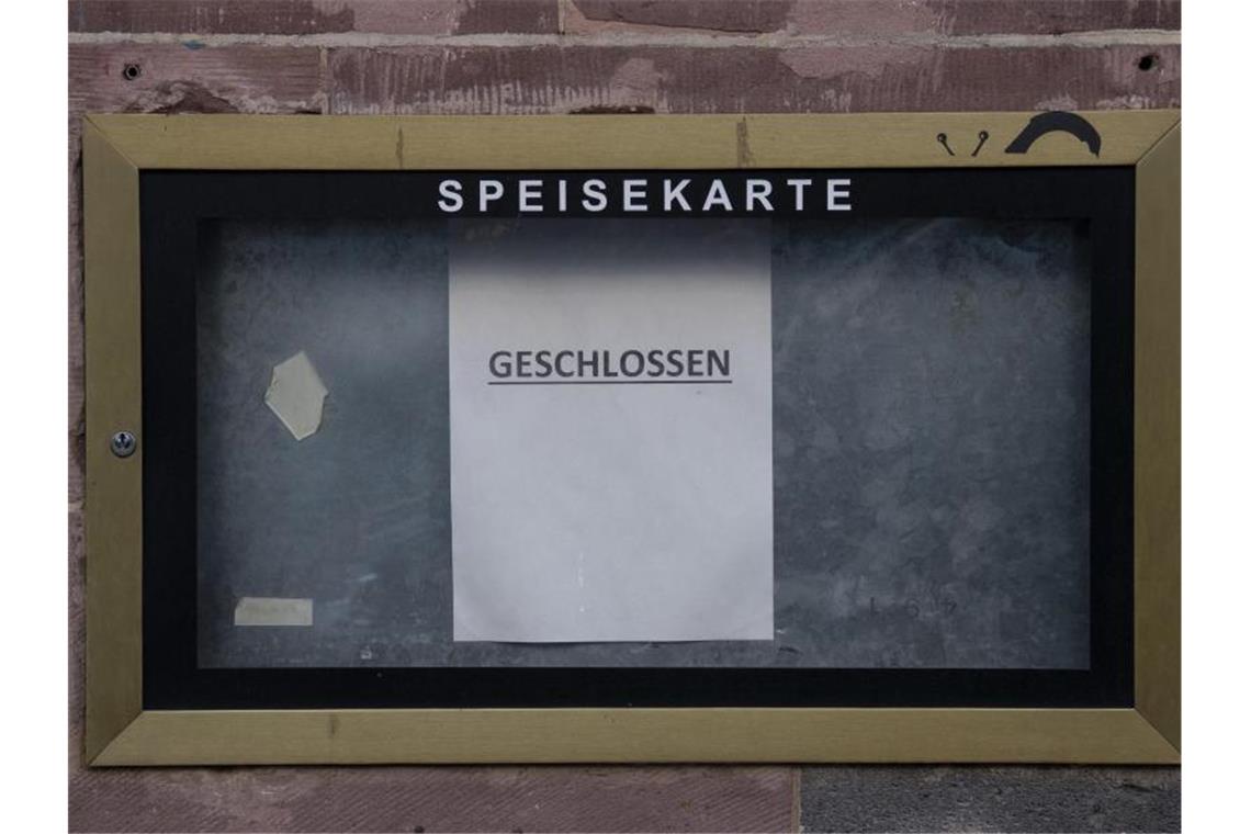 Neue Corona-Regeln: Was ist ab Montag erlaubt, was verboten? Auch die Restaurants machen von Montag an erneut bundesweit zu. Foto: Boris Roessler/dpa