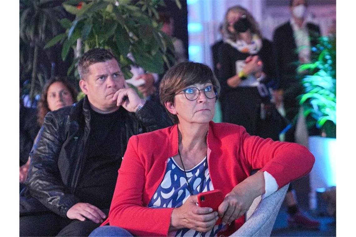 Kanzlerkandidaten zeigen sich im TV-Triell kämpferisch Auch die SPD-Co-Vorsitzende Saskia Esken verfolgt die Diskussion. Foto: Michael Kappeler/dpa Pool/dpa