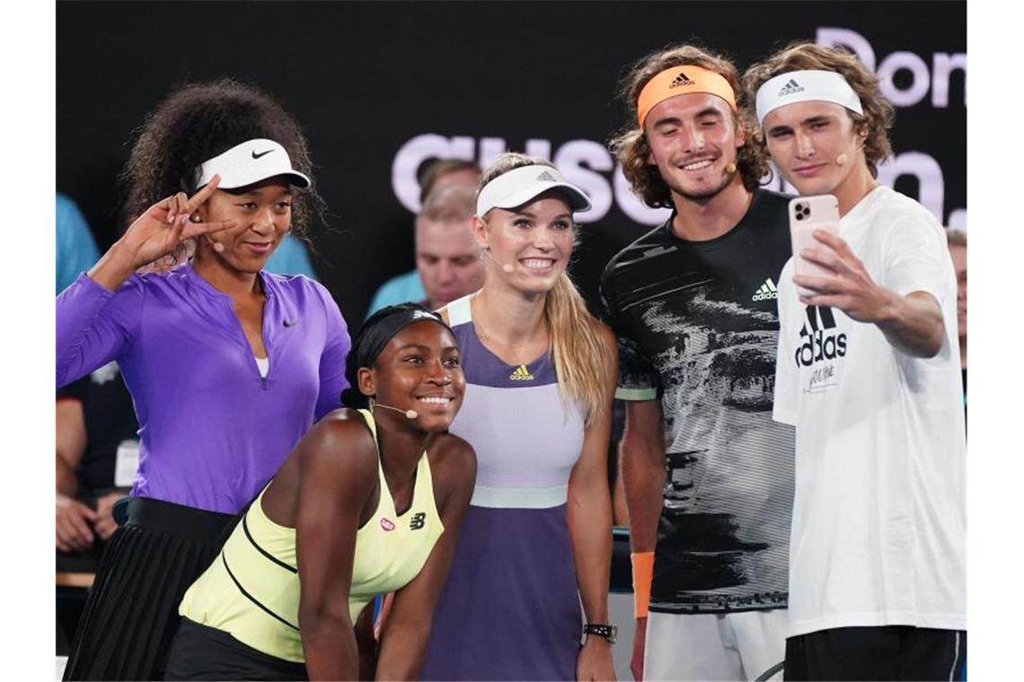 Auch die Tennis-Stars Naomi Osaka (l-r) ,„Coco“ Gauff, Caroline Wozniacki, Stefanos Tsitsipas und Alexander Zverev spielten in Melbourne für den guten Zweck mit. Foto: Scott Barbour/AAP/dpa