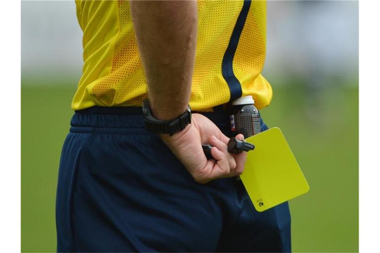 Auch die Trainer können jetzt mit einer Gelben Karte verwarnt werden. Foto: Arne Dedert