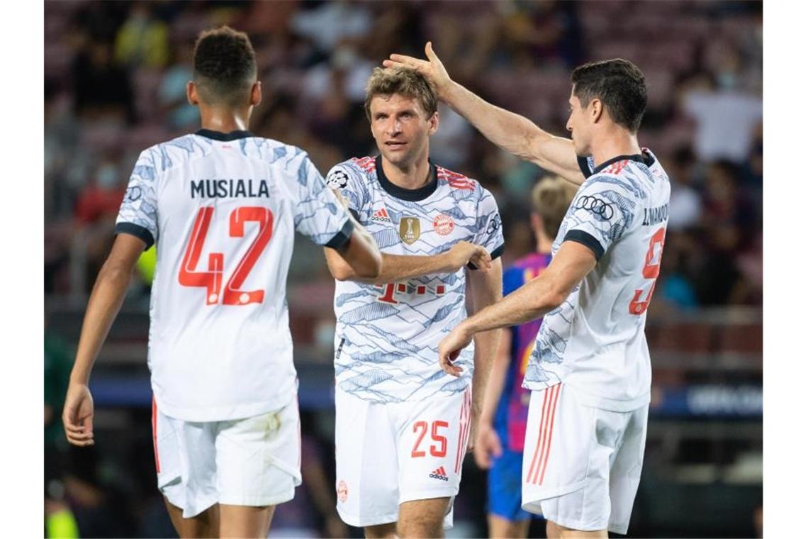 Auch die Trikots der Bayern-Stars um Jamal Musiala, Thomas Müller und Robert Lewandowski (l-r) sorgten für Aufsehen. Foto: Sven Hoppe/dpa