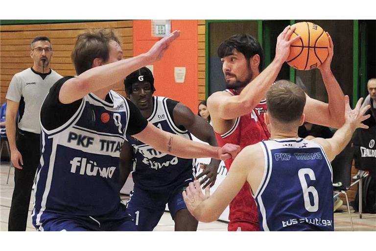 Auch die vereinten Titans-Kräfte reichten manchmal nicht aus: In dieser Szene versuchen gleich drei Degerlocher, den MTV-Spielmacher Guard Hugo Mounier (Zweiter von rechts) zu stoppen.