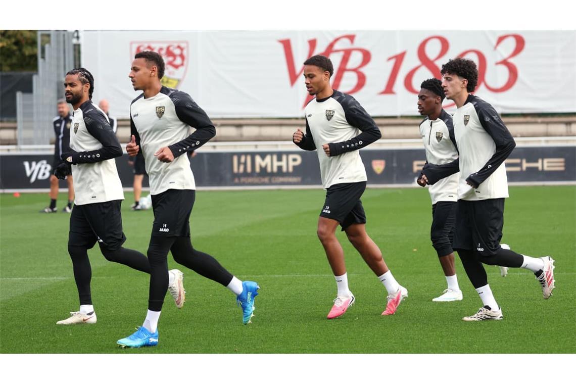 Auch die zuletzt verletzten Lorenz Assignon, Luca Jaquez, Nikolas Nartey, Justin Diehl und Ameen Al-Dakhil (von links) waren auf dem Platz.