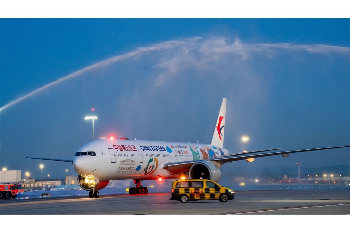 Auch die zweite Maschine bekam zur Begrüßung Wasserfontänen.