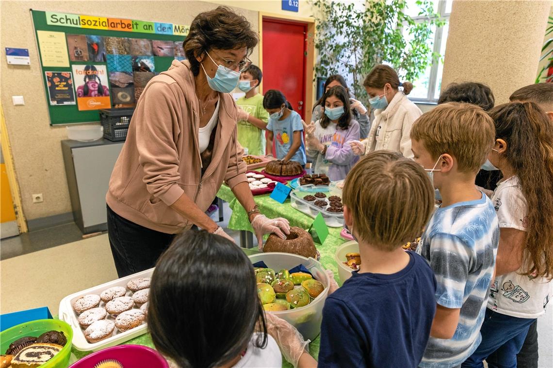 Auch diese Woche wehte durch die Säulenhalle der Mörike Gemeinschaftsschule in Backnang der Duft von Kuchen: Die Klasse 4b bot dort leckeres Gebäck feil, die Lehrerin Susanne Conrad half beim Anschneiden. Foto: Alexander Becher