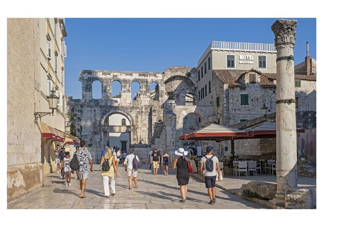 Das Architektenhaus ist jetzt TV-Star Auch dieser antike Bau – der Diokletian-Palast aus dem 2. und 3. Jahrhundert nach Christus – in der Innenstadt der kroatischen Hafenmetropole Split war Drehort in der Serie „Game of Thrones“. Im Sommer drängeln sich auch Dank der Netflix-Fans alltäglich Tausende durch die Gassen dieses wunderbar erhaltenen Kulturdenkmals.