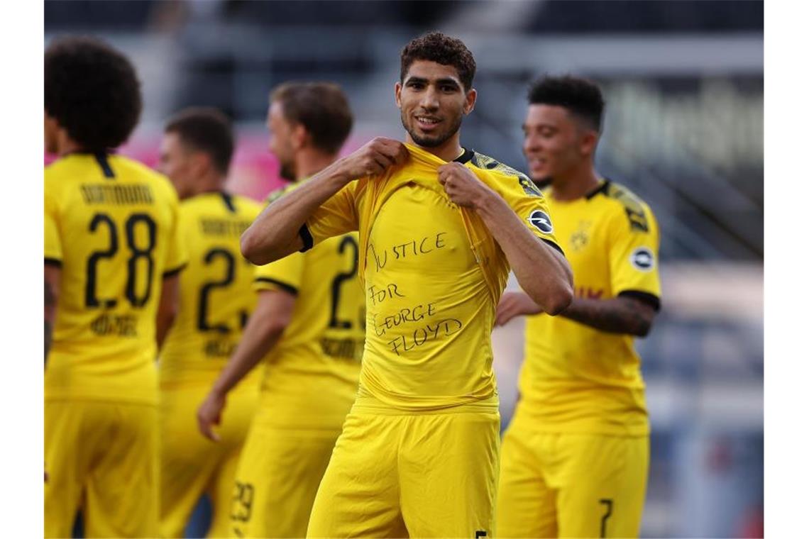 Auch Dortmunds Achraf Hakimi zeigt ein Shirt mit dem Schriftzug „Justice for George Floyd“. Foto: Lars Baron/Getty Images Europe/Pool/dpa